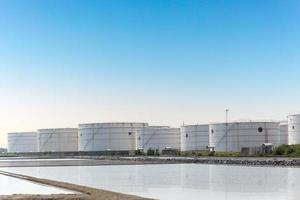 grands réservoirs de pétrole industriels au terminal pétrolier. photo