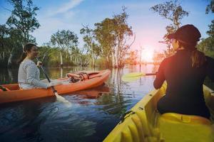 deux femmes asiatiques naviguant en kayak de mer dans le lagon de mangrove photo