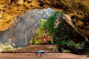 grotte de phraya nakhon khao sam roi yot près de hua hin prachuab province de khiri khan en thaïlande. photo