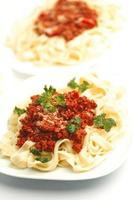 assiettes avec spaghetti bolognaise photo