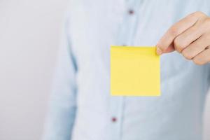 homme d'affaires montrant une carte de visite vierge sur fond blanc photo