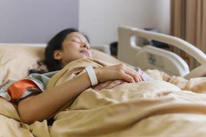 patiente allongée sur le lit d'hôpital.