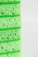 Éponges vertes pour le nettoyage sur fond blanc photo