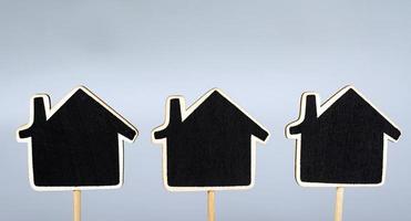 maisons en bois noir. concept de propriété immobilière. photo