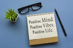 citation de motivation sur le bloc-notes - esprit positif, vibrations positives, vie positive. photo