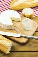 fromage camembert et baguette photo