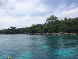 mer d'andaman turquoise en thaïlande photo