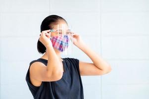 les femmes asiatiques doivent utiliser des masques et des écrans faciaux pour se protéger de la pollution par la poussière et pour prévenir les infections causées par les sécrétions qui se propagent dans l'air photo