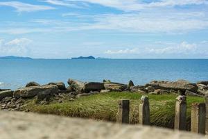 mer bleue sous un ciel bleu avec des nuages blancs sur la plage de tanjung aru, bornéo, sabah, malaisie. photo