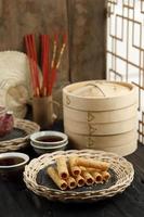confection chinoise de rouleaux d'oeufs à la gaufre, collation populaire servie lors d'une réunion de famille au festival chinois, comme le nouvel an, la mi-automne, la lanterne ou le festival dongzhi