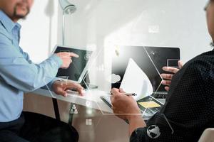 concept de réunion d'équipe de travail co, homme d'affaires utilisant un téléphone intelligent et une tablette numérique et un ordinateur portable dans un bureau moderne avec un graphique et un graphique d'icônes virtuelles photo