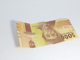 Argent indonésien, 5000 billets isolés sur fond blanc photo
