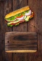 sandwich au salami, fromage et légumes photo