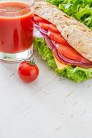 sandwich d'été avec jambon, fromage, salade et tomates, oignon, jus photo