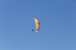 aviateur parachute coloré avec ciel bleu. parapente photo