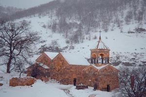 monastère d'ardvi en hiver. St. monastère de johns à ardvi, monastère de srbanes, église apostolique arménienne photo