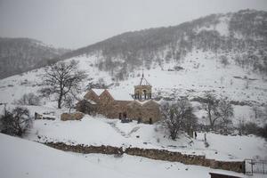 monastère d'ardvi en hiver. St. monastère de johns à ardvi, monastère de srbanes, église apostolique arménienne photo