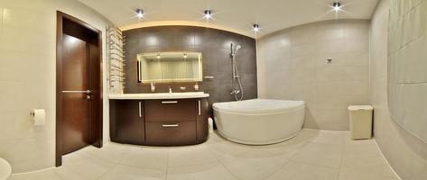 salle de bain de luxe à la française dans la maison. intérieur de la salle de bain. photo