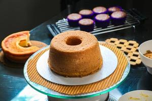 gâteaux sur la table et autres sucreries photo