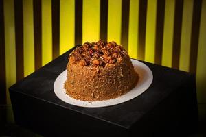 Gâteau dolce leche avec fond jaune photo