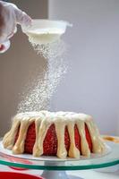 gâteau de velours rouge avec chute de sucre photo