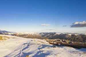 vue aérienne à la montagne en hiver photo