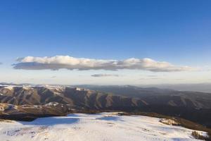 vue aérienne à la montagne en hiver photo