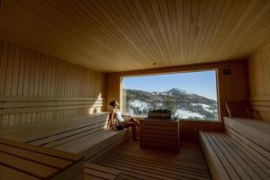 jeune femme relaxante dans le sauna photo