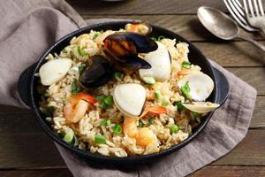 riz aux fruits de mer dans une poêle photo