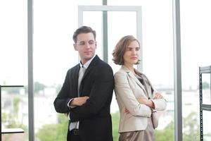 portrait d'un homme d'affaires et d'une femme d'affaires prospères réunis pour un partenariat dans un bureau moderne photo