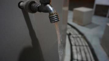 robinet d'eau pour les ablutions avant la prière photo