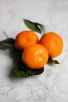 mandarines fraîches sur plan de travail en marbre photo