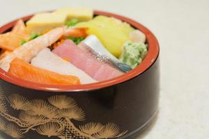 riz japonais avec sashimi sur le dessus photo