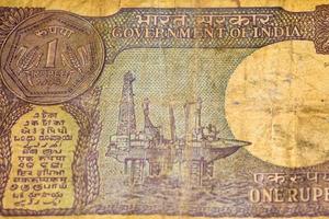 vieux billets d'une roupie combinés sur la table, argent de l'inde sur la table tournante. vieux billets de banque indiens sur une table tournante, monnaie indienne sur la table photo