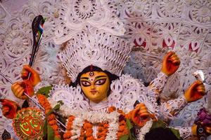 déesse durga avec un look traditionnel en vue rapprochée à une durga puja de kolkata du sud, idole de durga puja, un plus grand festival hindou de navratri en inde photo