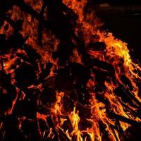 flammes de feu sur fond noir, fond de texture de flamme de feu flamboyant, magnifiquement, le feu brûle, flammes de feu avec bois et feu de bouse de vache photo