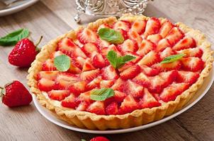 tarte aux fraises avec crème anglaise photo