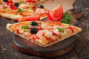 pizza aux crevettes, saumon et olives photo