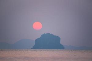 scène du coucher du soleil à la plage de tubkaak, krabi photo