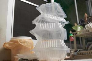 boîtes en plastique après repas dans la cuisine photo