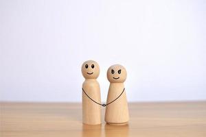 couple marionnette en bois symbole de relation familiale. nouveau concept de vie conjugale. photo