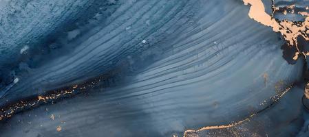 luxe naturel. le style incorpore les volutes du marbre ou les ondulations de l'agate. très belle peinture bleue avec ajout de poudre d'or. photo