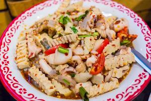 saucisse de porc vietnamienne, calamars bouillis et salade épicée de crevettes fraîches photo