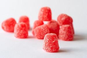 gouttes de gomme de bonbon rouge photo