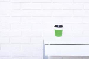 macro élégante tasse de café au bureau. mise au point sélective et espace de copie photo