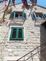 vue de la ville d'omis photo