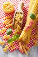 pâtes crues farfalle spaghetti penne tagliatelles. cuisine italienne photo