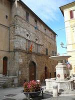 vue sur la ville d'asciano photo