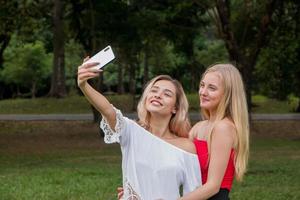 deux amies prenant des photos d'autoportrait selfie sur smartphone.