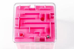 cube labyrinthe. le concept de trouver le bon chemin, les solutions photo
